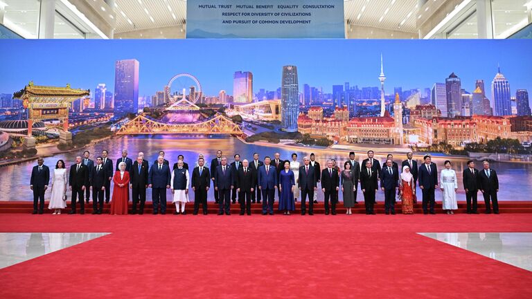 Президент РФ Владимир Путин на церемонии совместного фотографирования глав государств - членов ШОС в Тяньцзине