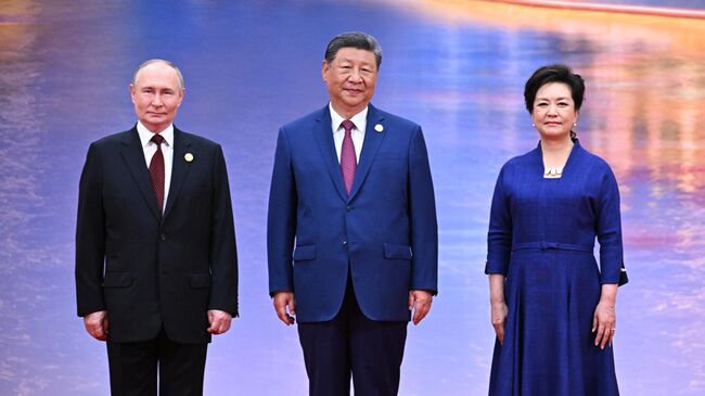 Владимир Путин и Си Цзиньпин с супругой Пэн Лиюань на церемонии приветствия глав государств – членов ШОС в Тяньцзине