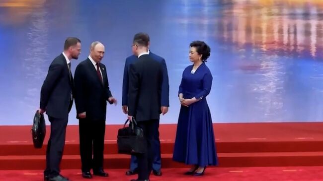 Общение Путина и Си Цзиньпина перед совместным фотографированием