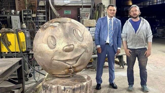 Скульпутру Бронзовый Колобок изготовили в мастерской Российской академии художеств президент академии Василий Церетели и художник Евгений Тетерин