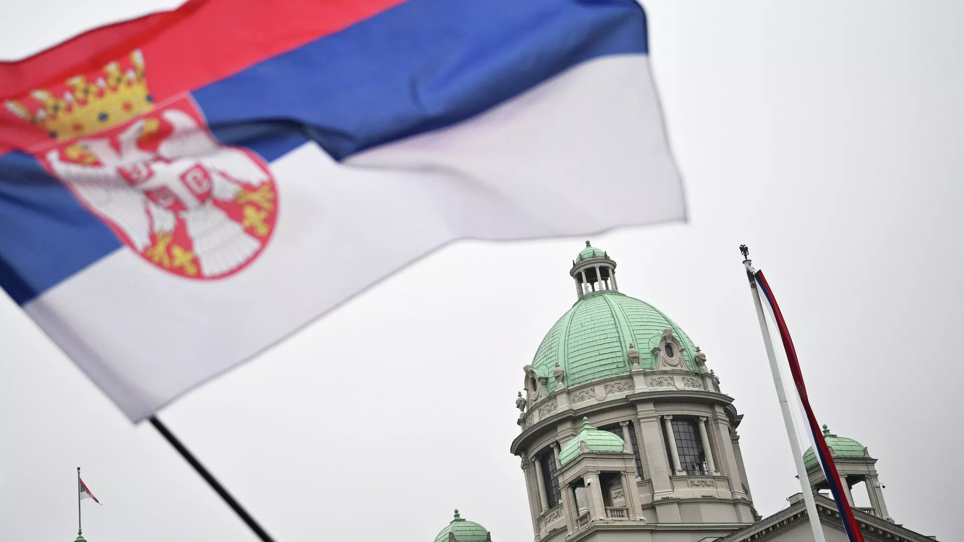 Сербская оппозиция требует от властей отнять NIS у России, заявил Вулин