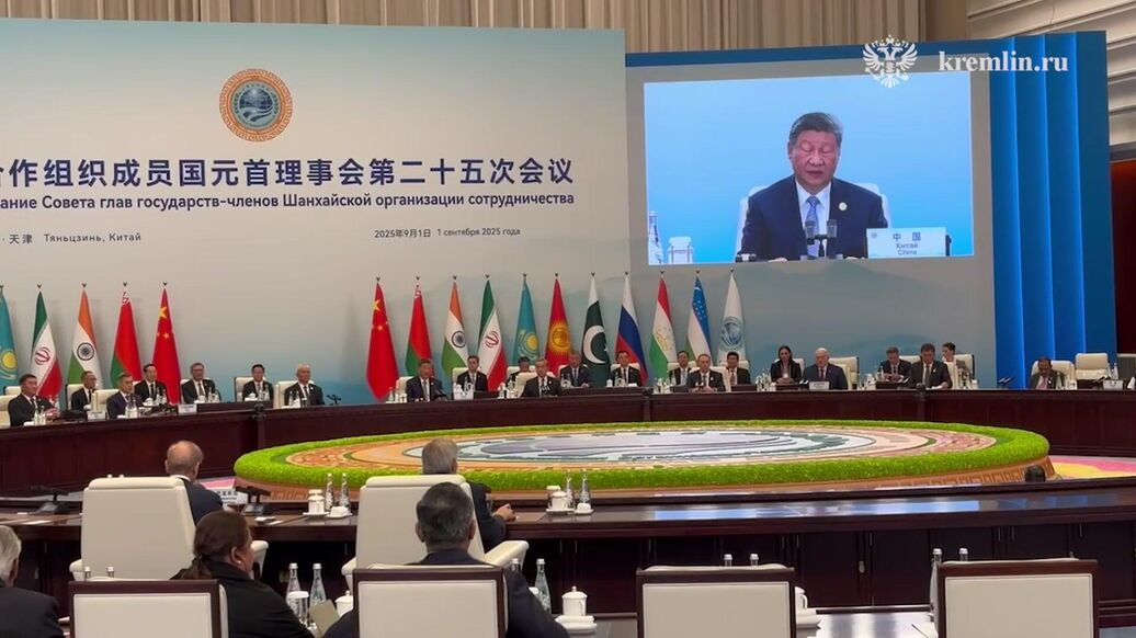 Путин принимает участие в заседании Совета глав государств — членов ШОС