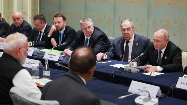 Президент РФ Владимир Путин во время встречи с премьер-министром Индии Нарендрой Моди на полях саммита ШОС в Тяньцзине