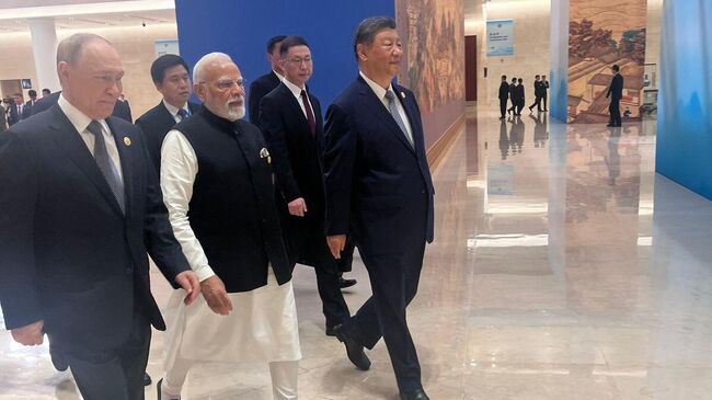 Президент РФ Владимир Путин, премьер-министр Индии Нарендра Моди и председатель КНР Си Цзиньпин на полях саммита ШОС