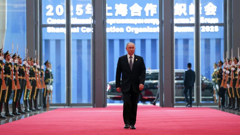 Президент РФ Владимир Путин на церемонии официальной встречи председателем Китайской Народной Республики (КНР) Си Цзиньпином глав делегаций - участников заседания Совета глав государств – членов Шанхайской организации сотрудничества (ШОС) в Тяньцзине
