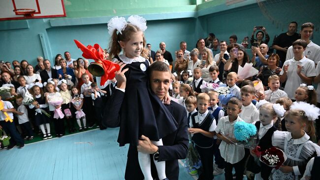 Первый звонок на торжественной линейке, посвященной началу учебного года, в гимназии № 2 во Владивостоке Первый звонок на торжественной линейке, посвященной началу учебного года, в гимназии № 2 во Владивостоке