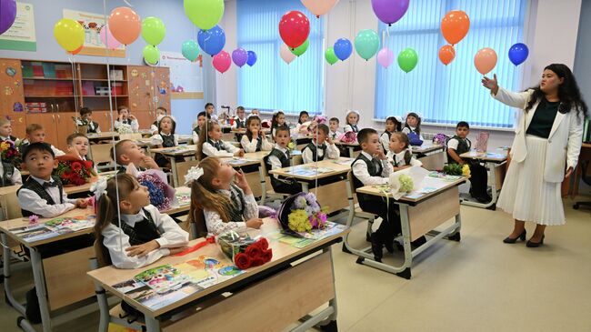 Первоклассники в классе после торжественной линейки