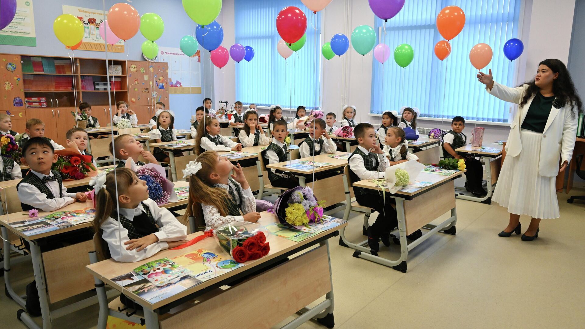 Первоклассники в классе после торжественной линейки - РИА Новости, 1920, 09.10.2025