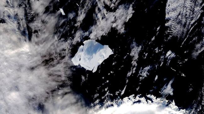 Крупнейший в мире айсберг А23а за лето потерял около 1000 кв. км и раскололся на части