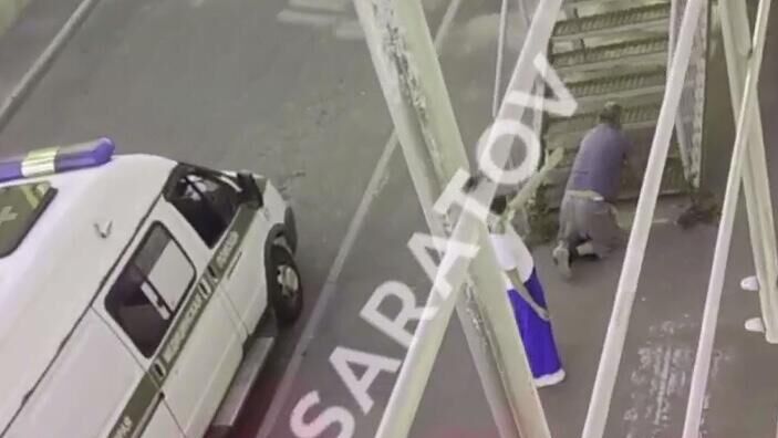 Мужчина-инвалид самостоятельно заползает по ступенькам в приемное отделение больницы в Саратовской области Мужчина-инвалид самостоятельно заползает по ступенькам в приемное отделение больницы в Саратовской области - РИА Новости, 1920, 02.09.2025