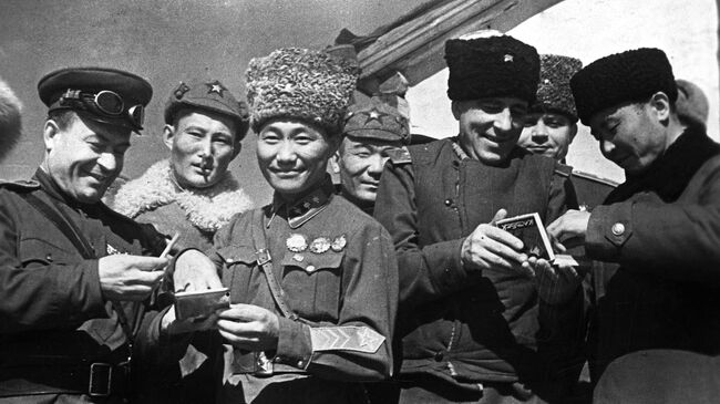 Глава Монгольской делегации, посланник МНР в СССР комиссар Жамсарангийн Самбу с советскими бойцами Глава Монгольской делегации, посланник МНР в СССР комиссар Жамсарангийн Самбу с советскими бойцами