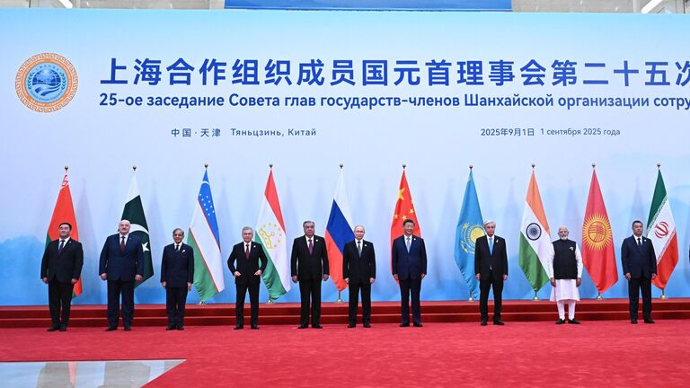 Президент РФ Владимир Путин на церемонии совместного фотографирования глав делегаций - участников заседания Совета глав государств – членов Шанхайской организации сотрудничества (ШОС) в Тяньцзине