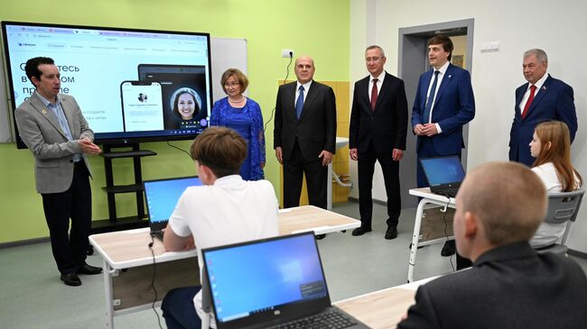  Председатель правительства РФ Михаил Мишустин посещает Лопатинскую среднюю общеобразовательную школу в Тарусском районе Калужской области. 1 сентября 2025