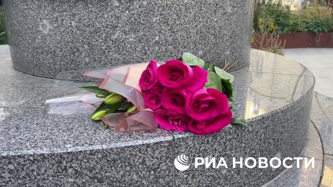 Свежие цветы появились у памятника балерины Майи Плисецкой  Свежие цветы появились у памятника балерины Майи Плисецкой