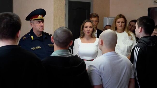 Мария Львова-Белова общается со школьниками, находящимися в столичном СИЗО