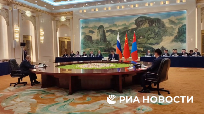 Переговоры президента России Владимира Путина с лидерами Китая и Монголии Си Цзиньпином и Ухнаагийном Хурэлсухом Переговоры президента России Владимира Путина с лидерами Китая и Монголии Си Цзиньпином и Ухнаагийном Хурэлсухом