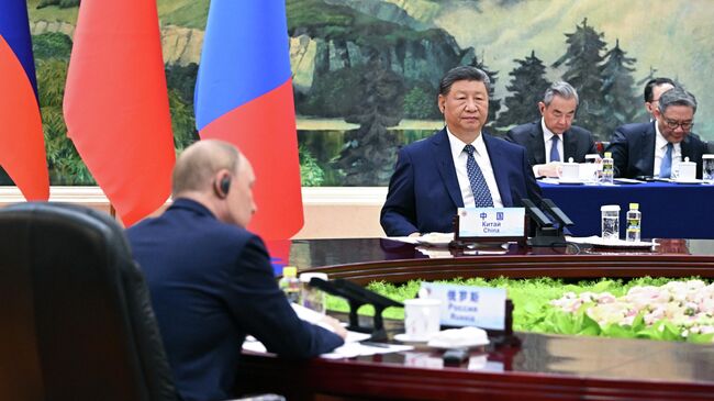 Президент РФ Владимир Путин, председатель Китайской Народной Республики (КНР) Си Цзиньпин во время встречи с президентом Монголии Ухнаагийном Хурэлсухом в Пекине