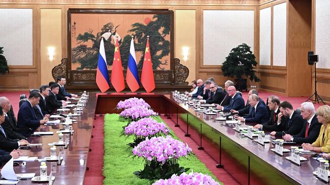 Президент России Владимир Путин и председатель Китайской Народной Республики (КНР) Си Цзиньпин во время российско-китайских переговоров в Пекине