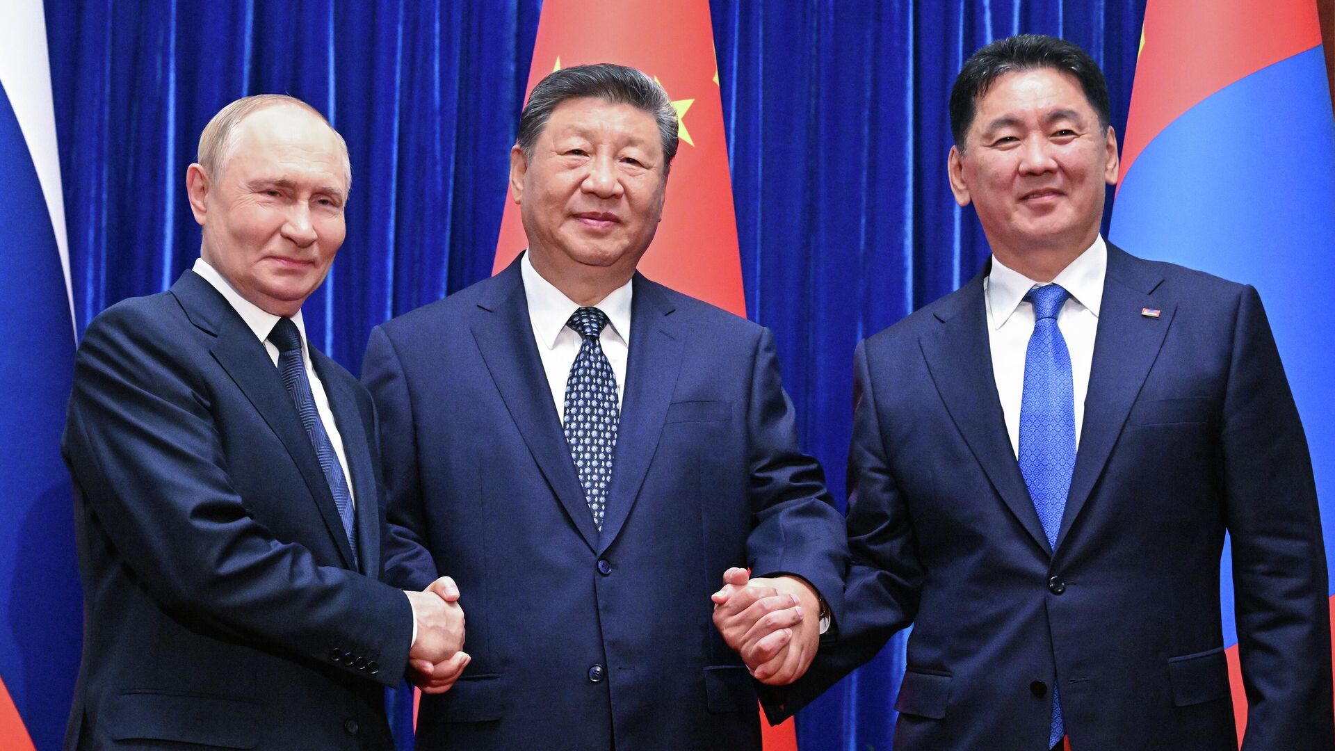 Президент России Владимир Путин, председатель КНР Си Цзиньпин и президент Монголии Ухнаагийн Хурэлсух Президент России Владимир Путин, председатель КНР Си Цзиньпин и президент Монголии Ухнаагийн Хурэлсух - РИА Новости, 1920, 02.09.2025