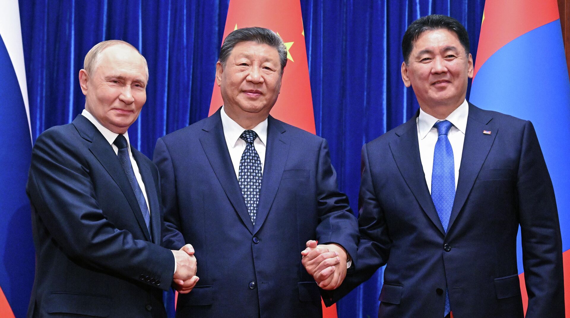 Президент России Владимир Путин, председатель КНР Си Цзиньпин и президент Монголии Ухнаагийн Хурэлсух