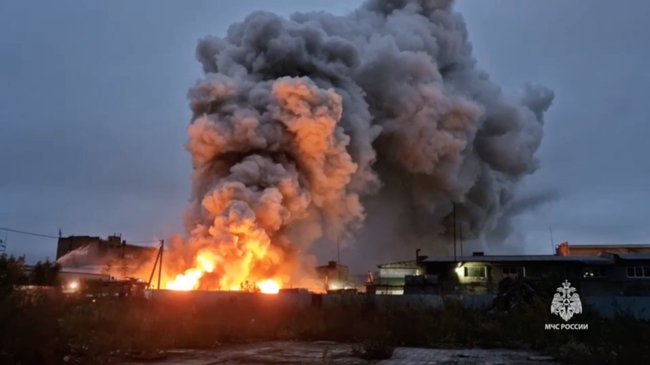 Сотрудники МЧС ликвидируют пожар в промзоне в Ярославле