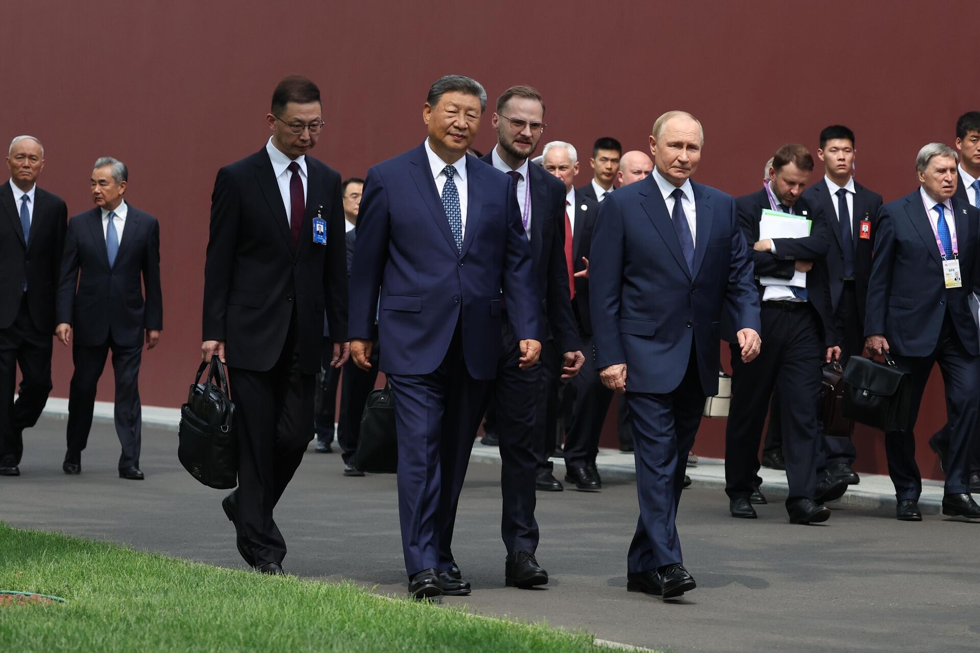 Президент РФ Владимир Путин и председатель Китайской Народной Республики Си Цзиньпин во время прогулки в личной резиденции главы КНР Чжуннаньхай