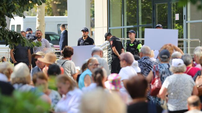 Участники акции протеста и сотрудники полиции во время заседания апелляционной палаты Молдавии о роспуске партий блока Победа в Кишиневе