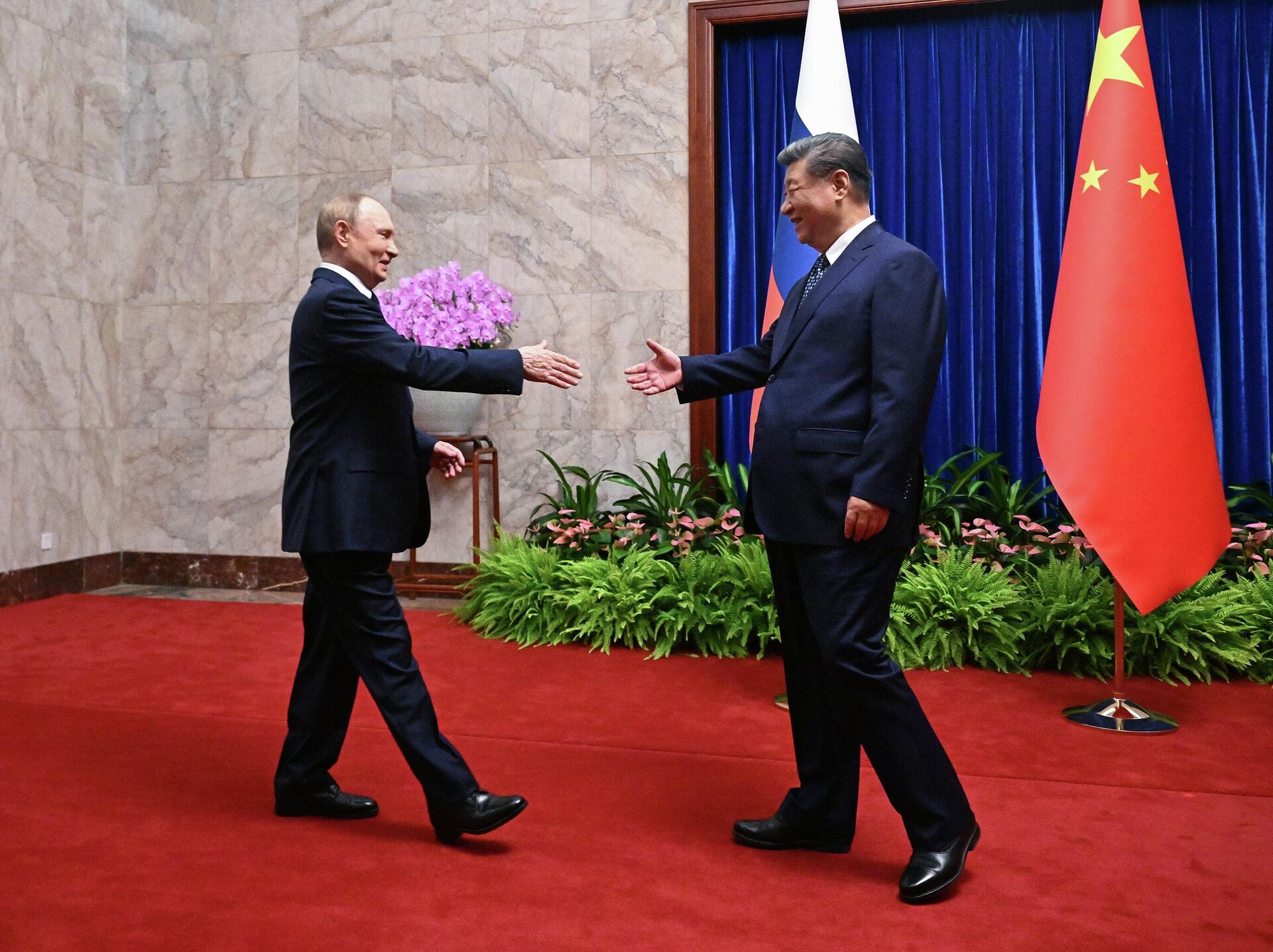 Президент РФ Владимир Путин и председатель Китайской Народной Республики Си Цзиньпин  во время встречи в Пекине