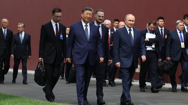 Президент РФ Владимир Путин и председатель Китайской Народной Республики (КНР) Си Цзиньпин во время прогулки в личной резиденции главы КНР Чжуннаньхай