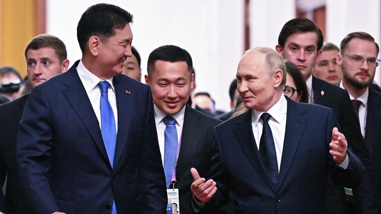 Президент РФ Владимир Путин и президент Монголии Ухнаагийн Хурэлсух перед встречей с председателем Китайской Народной Республики (КНР) Си Цзиньпином в Пекине