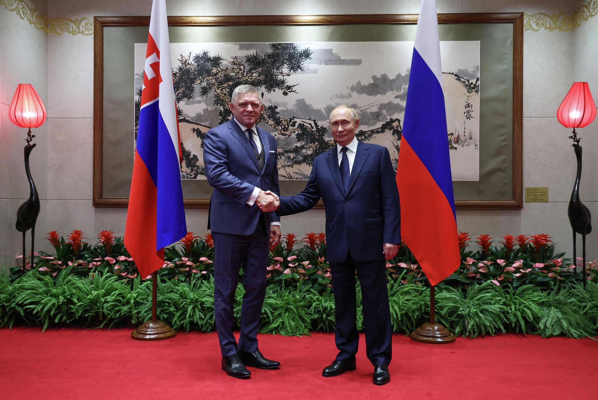 Президент РФ Владимир Путин и премьер-министр Словакии Роберт Фицо во время встречи в Пекине