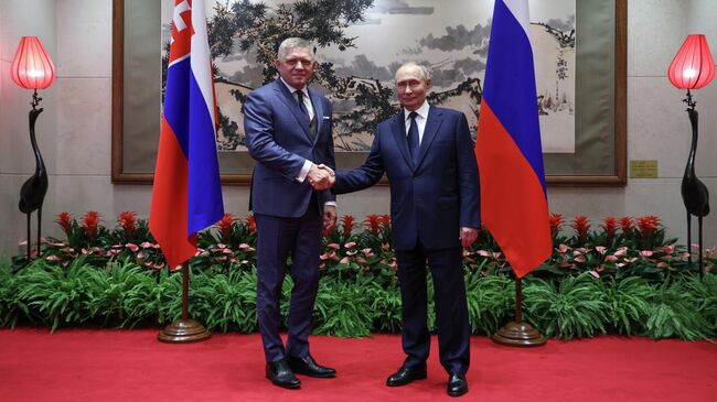 Владимир Путин и премьер-министр Словакии Роберт Фицо во время встречи в Пекине
