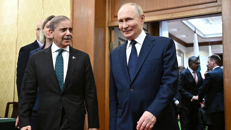 Президент РФ Владимир Путин и премьер-министр Пакистана Шахбаз Шариф во время встречи в Пекине