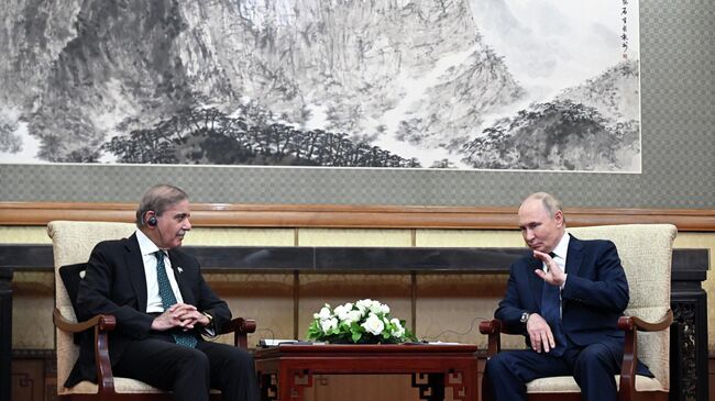 Владимир Путин и премьер-министр Пакистана Шахбаз Шариф во время встречи в Пекине
