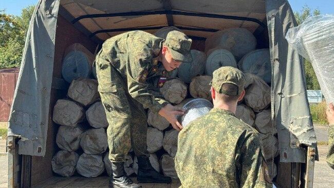 Погрузка гуманитарной помощи от Орловского государственного университета имени Тургенева для бойцов СВО