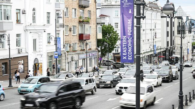 Информационные баннеры Восточного экономического форума на Океанском проспекте во Владивостоке