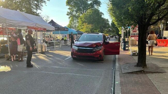 Автомобиль, наехавший на толпу людей в Гаррисберге, США