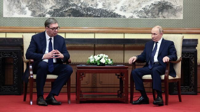 Президент РФ Владимир Путин и президент Сербии Александр Вучич во время встречи в Пекине