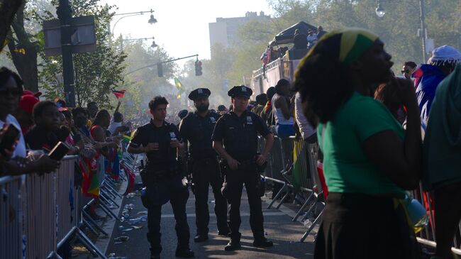 Сотрудники полиции и участники карнавала в день труда в районе Бруклин в Нью-Йорке, США