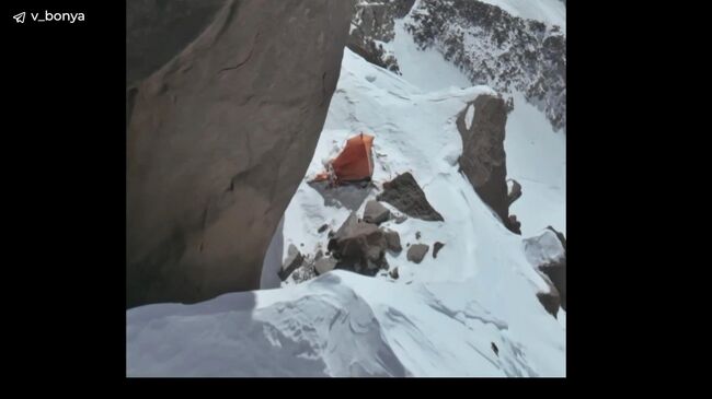 Кадры с дрона во время облета Пика Победы Кадры с дрона во время облета Пика Победы