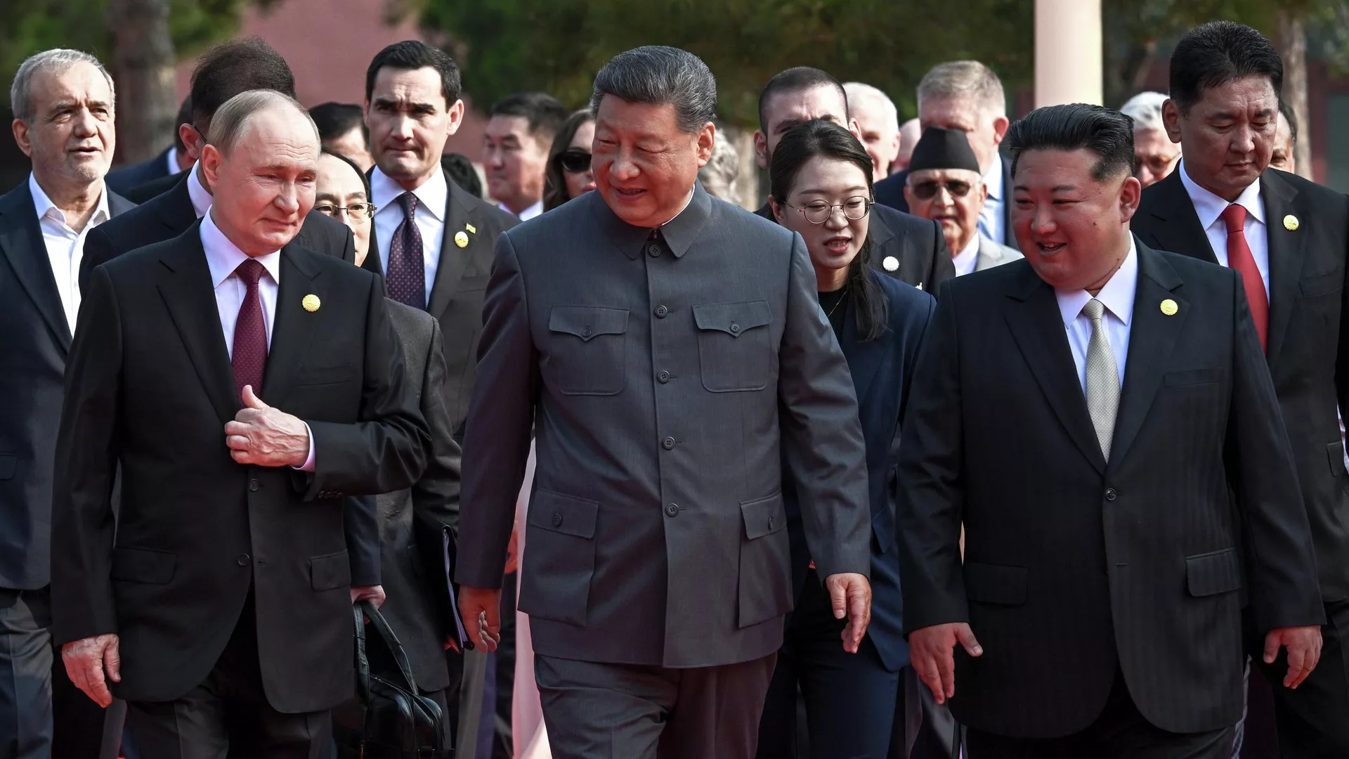 Путин перед началом парада в Пекине общался с Си Цзиньпином и Ким Чен Ыном