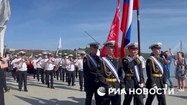 Шествие с большой Георгиевской лентой на острове Русском Шествие с большой Георгиевской лентой на острове Русском