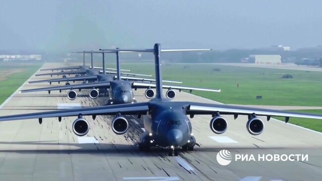 Кадры китайской авиации, готовящейся пролететь над площадью Тяньаньмэнь Кадры китайской авиации, готовящейся пролететь над площадью Тяньаньмэнь