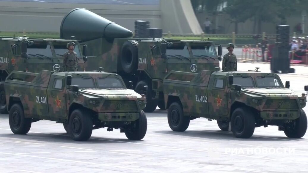 Китай на параде показал новую ядерную ракету