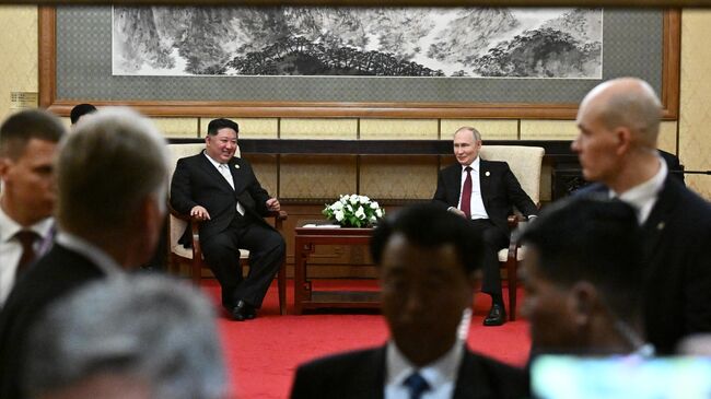 Президент России Владимир Путин и председатель государственных дел КНДР Ким Чен Ын во время встречи в Пекине