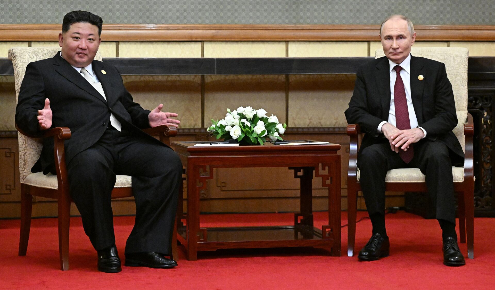 Президент России Владимир Путин и председатель государственных дел КНДР Ким Чен Ын во время встречи в Пекине