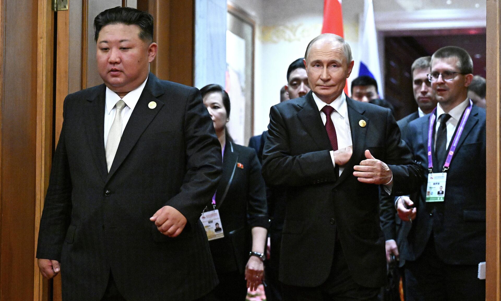 Президент России Владимир Путин и председатель государственных дел КНДР Ким Чен Ын во время встречи в Пекине