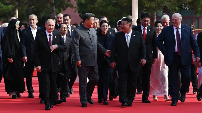 Президент России Владимир Путин, председатель КНР Си Цзиньпин, председатель государственных дел КНДР Ким Чен Ын и президент Белоруссии Александр Лукашенко после совместного фотографирования глав иностранных делегаций, приглашенных на торжественные мероприятия по случаю 80-й годовщины Победы китайского народа в войне сопротивления Японии и окончания Второй мировой войны