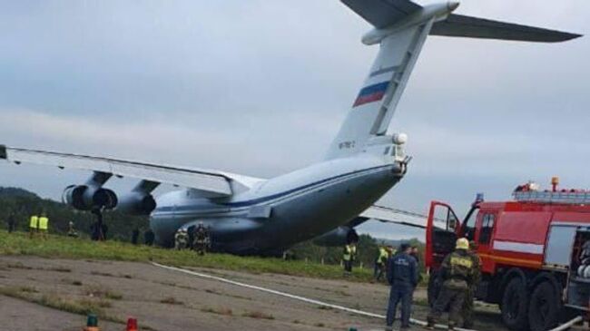 Транспортный самолет Ил-76 выкатился за пределы ВПП в аэропорту Красноярска