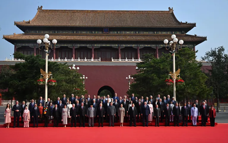 Vedúci zahraničných delegácií pred prehliadkou v Pekingu